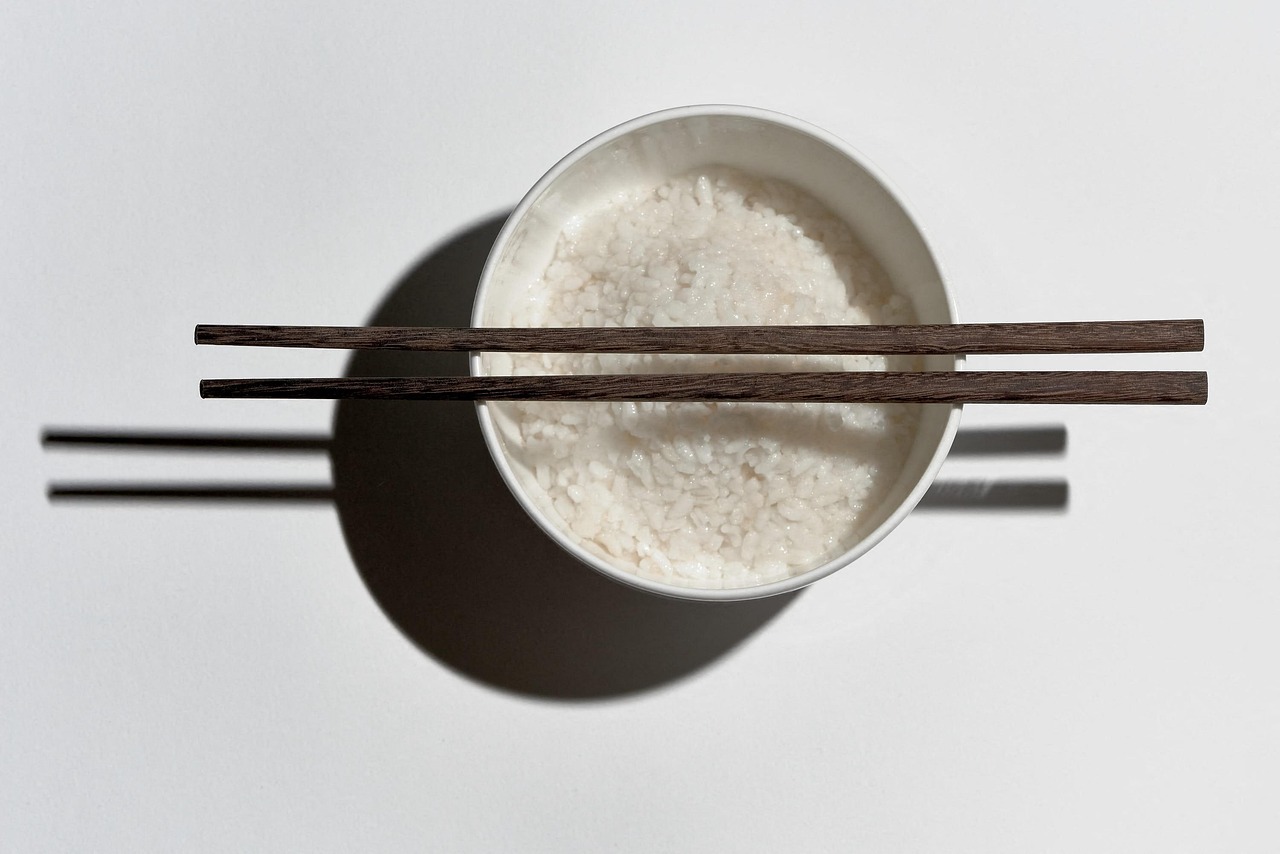 食卓に並ぶ炊きたてのご飯 사진 5