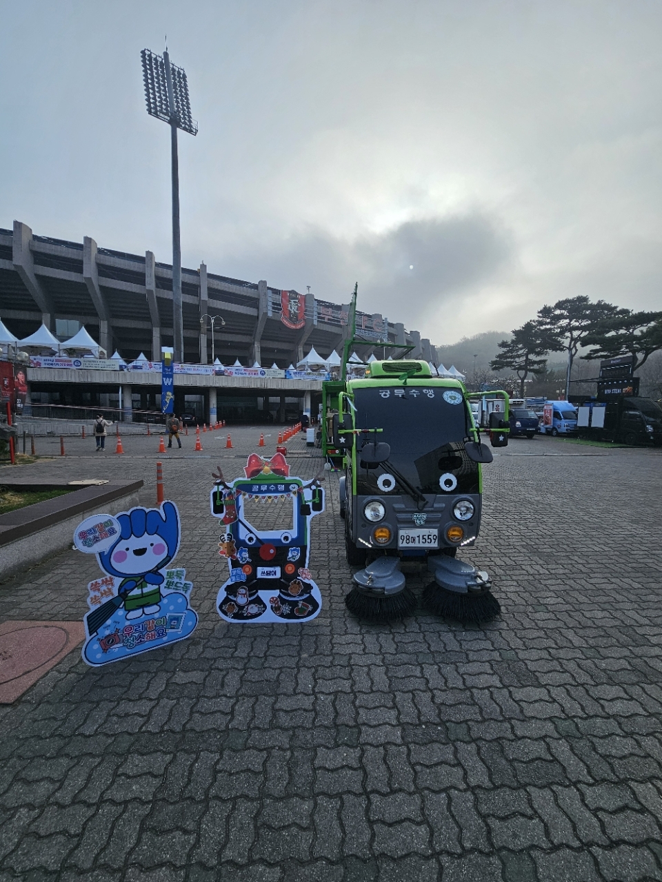 광장에 세워진 부천쓰담이 입간판 사진 9