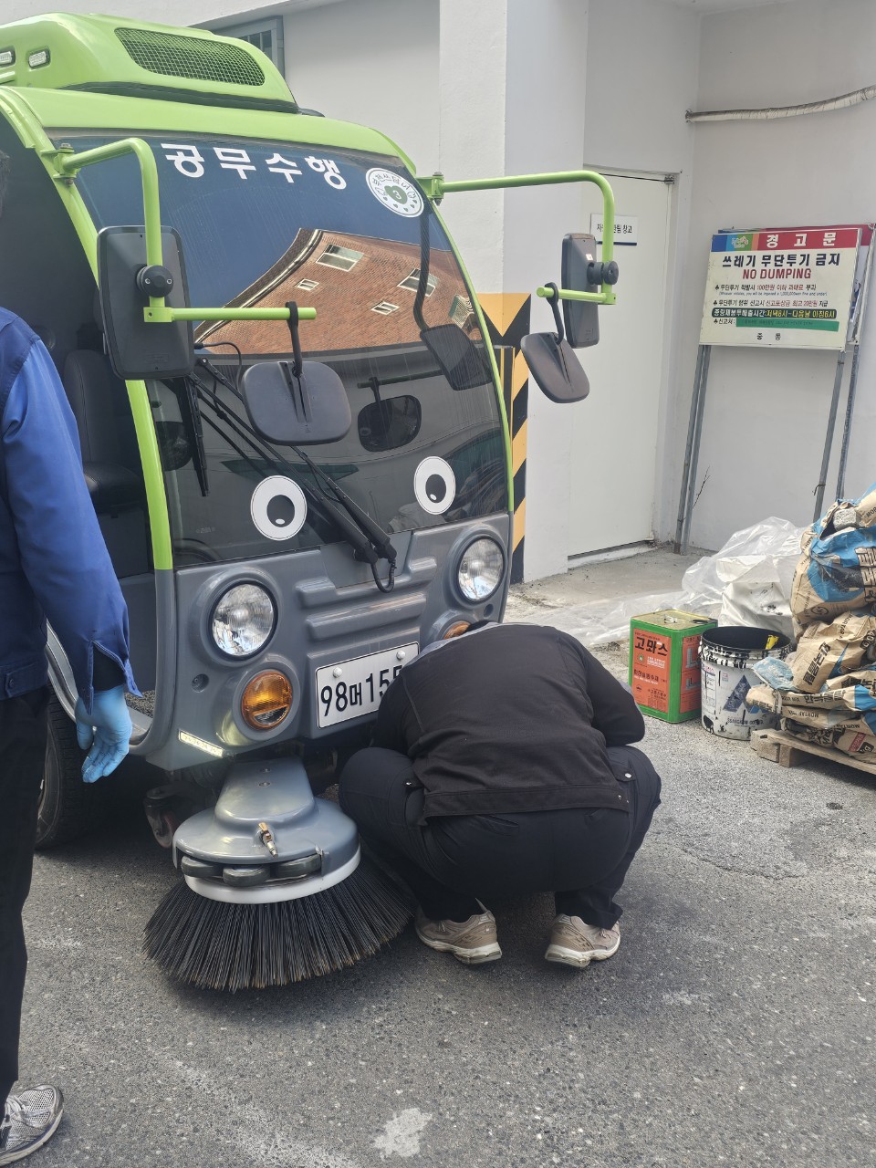 부천쓰담이를 점검하는 작업자 사진 5
